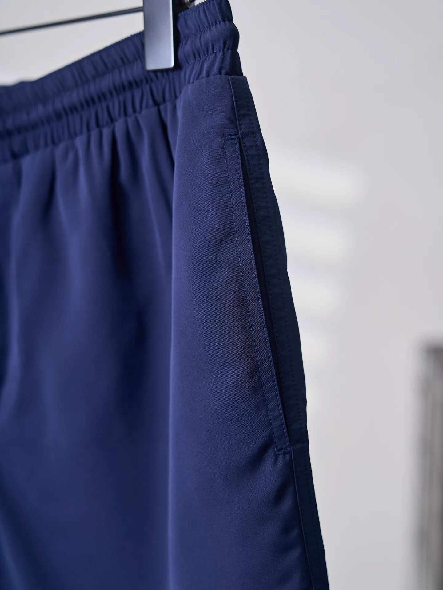 [Real auction] Brunello Cucinelli/BC ￼ Embroidered solid color beach shorts [In Stock] S M L XL Fabric selection: Made of 80D fine denier polyester plain weave, the fabric surface is smooth and wrinkle-free, with anti-wrinkle and anti-tear properties, and it will not be easily deformed after repeated washing. The fabric has undergone hydrophilic treatment and has a very low moisture regain rate. It can be quickly dried after getting wet, eliminating the sticky feeling. Mesh lining: Made of high-elastic nylon mesh, the honeycomb hollow structure greatly improves air circulation efficiency, which can not only avoid light leakage, but also quickly discharge moisture from the body surface, keeping the body feeling fresh and not stuffy when exercising or sweating. Embroidery process: For the badge embroidery on the trouser legs, high-tenacity polyester-cotton embroidery thread is used to decorate the fabric with the precision routing of Tajima multi-head embroidery machine with up to 20 needles. The line density is uniform, there are no jumps or burrs on the edge of the pattern, the pattern details are clear and three-dimensional, and the degree of restoration is full. There are no excess threads on the back of the embroidery, which will not irritate the skin or irritate the legs, taking into account both aesthetics and wearing experience. Details: Velcro opening and closing patch pocket on the back side, double-line seam reinforcement on the edge of the bag, tight Velcro bite, taking into account practicality and simple style. Sewing details: The side seams and legs of the trouser body adopt double-thread overlocking + back and forth stitching process. The seam allowance is wrapped inside, and the edges are smooth and burr-free. The trouser legs are processed with double-needle stitching. They are not easy to come off or curl after washing, and they will still stay crisp after long-term wear.